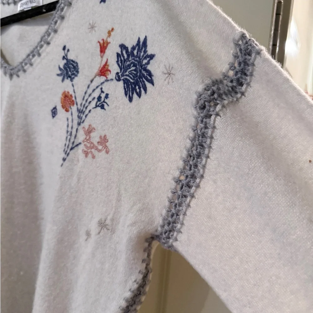 Johnny Was Cream V-Neck Whipstitch Cashmere Sweater with Blue and Red Embroidery - Picture 8 of 9
